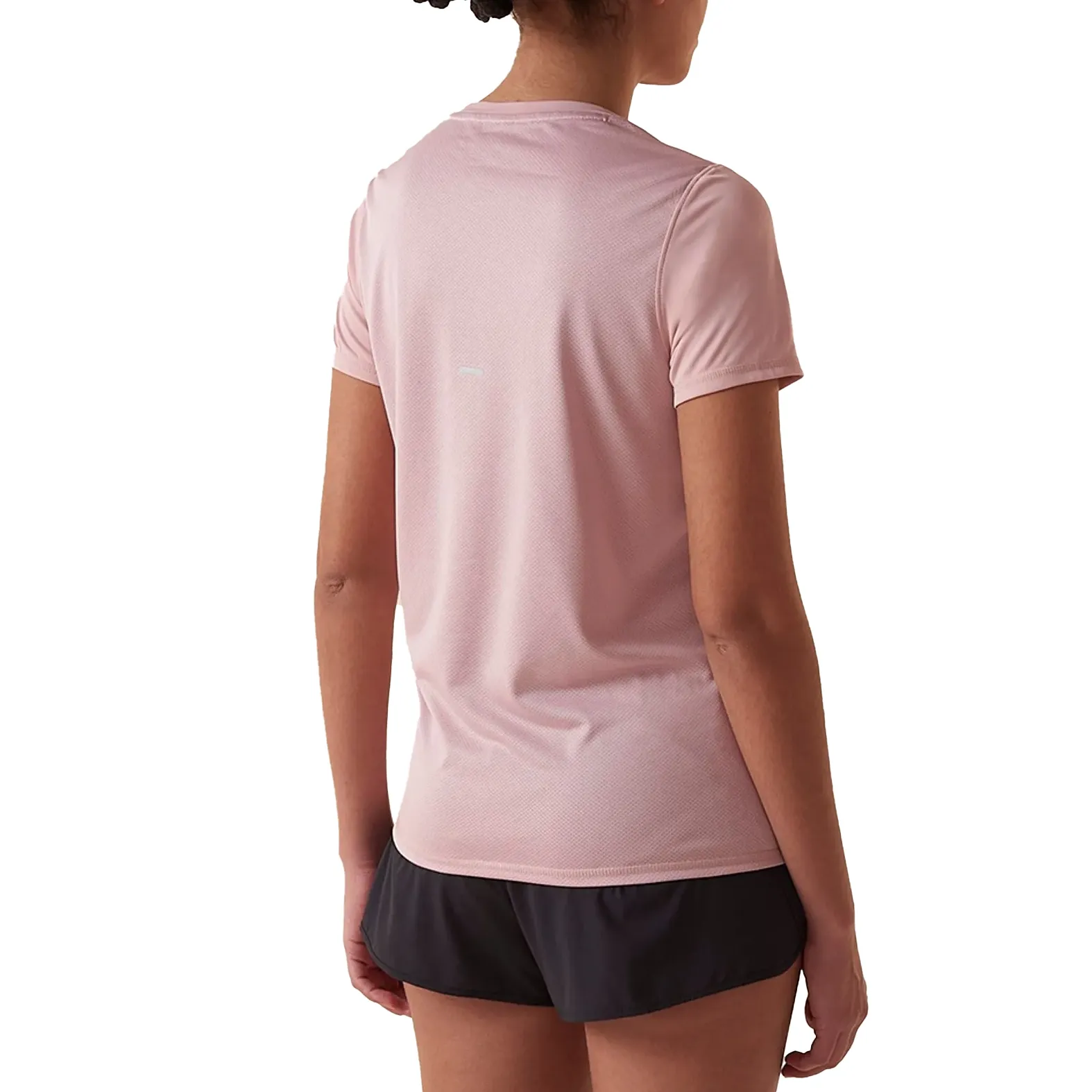 Blusa Fila Core Run nude rosê destacando tecido e costuras anatômicas